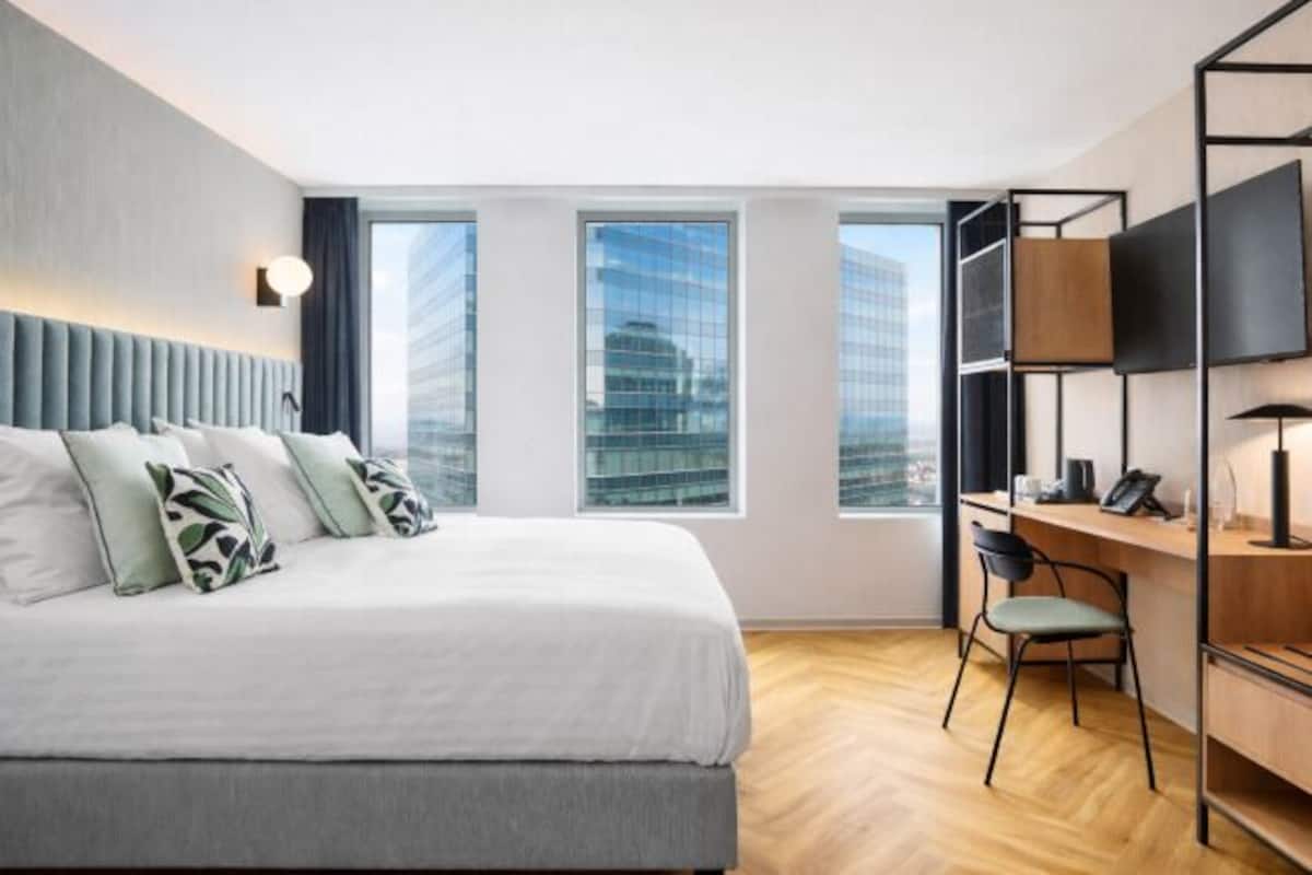 Schreibtisch, laptopgeeigneter Arbeitsplatz, Verdunkelungsvorhänge