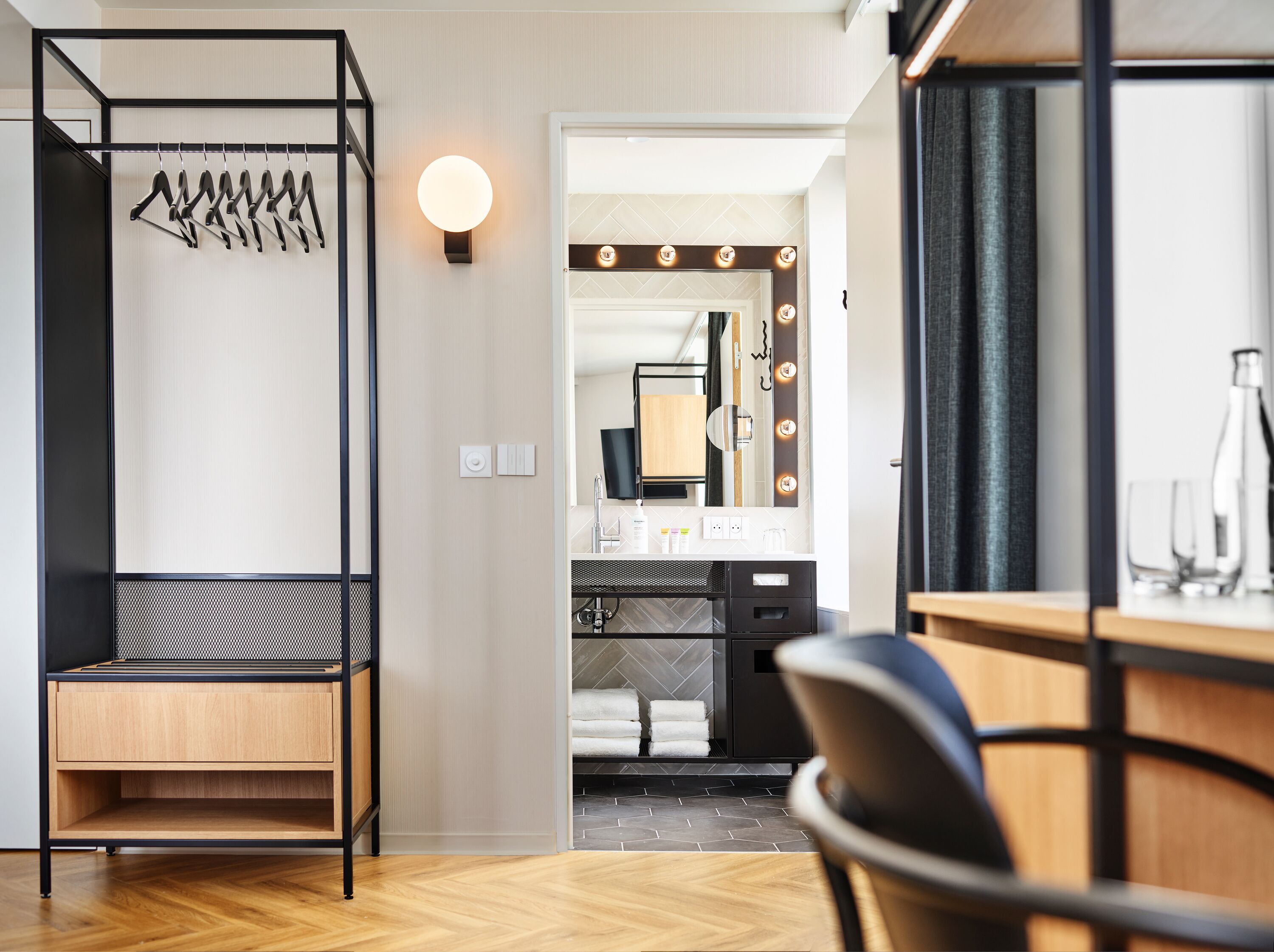 Meja, ruang kerja komputer riba, langsir/tirai gelap terus, kalis bunyi 