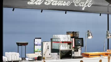 Un café con un letrero que dice 'La Pause Café' y una máquina de café a la vista.