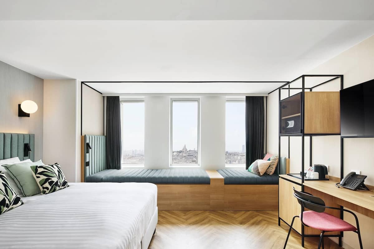 Bureau, espace de travail pour ordinateur portable, rideaux occultants