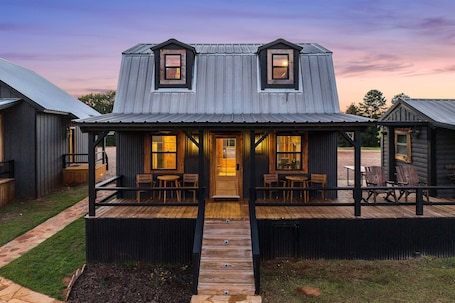 Exterior. The Hendo - Cabin #2- Intimate Family Getaway
