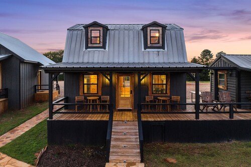 The Hendo - Cabin #2- Intimate Family Getaway