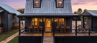 The Hendo - Cabin #2- Intimate Family Getaway