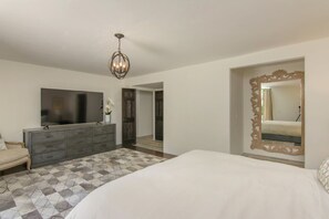6 bedrooms, in-room safe, desk, iron/ironing board - Stunning Spanish Villa with Gorgeous Pool (San Diego)