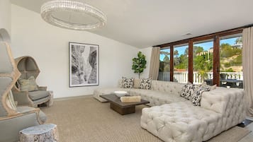 Smart TV, caminetto, tavolo da ping pong