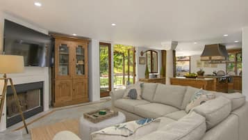 Smart-TV, Kamin, Tischtennisplatte