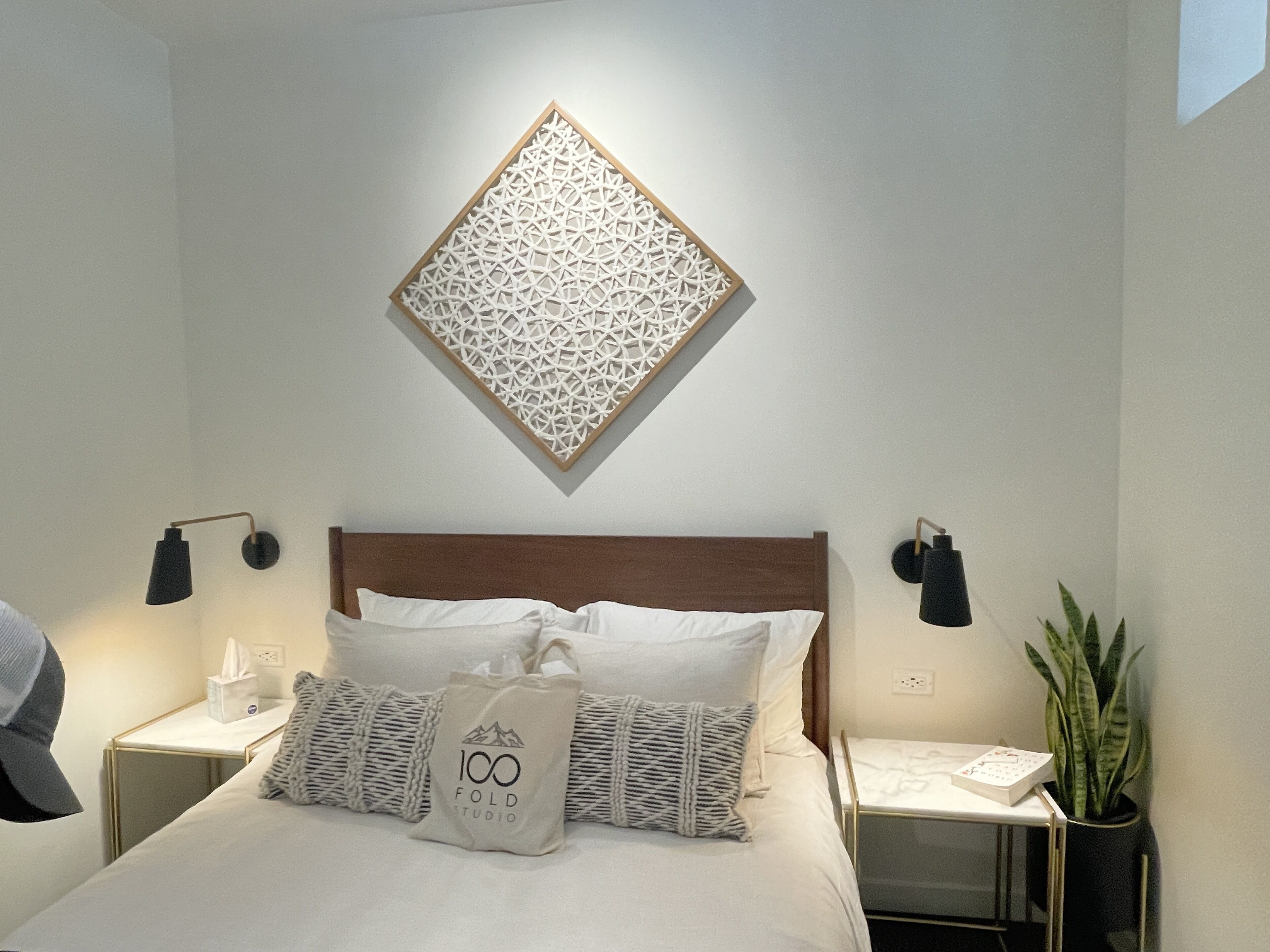 Newly renovated, modern Lakeside apartment. Great location all year.