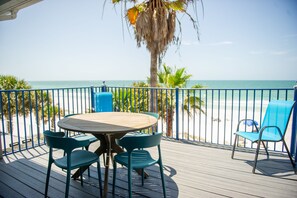 Outdoor dining - The Penthouse at Sunburst Inn (Indian Shores)