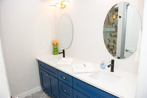 Hair dryer, towels - The Penthouse at Sunburst Inn (Indian Shores)