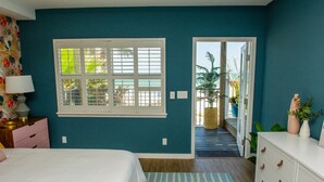 Un dormitorio con cama, cómoda y ventana.