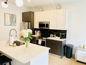 Private kitchen - Chic Luxury Studio in Atlanta - Ideal VRBO Retreat for Your City Escape! (Atlanta)