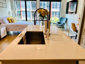 Room - Chic Luxury Studio in Atlanta - Ideal VRBO Retreat for Your City Escape! (Atlanta)