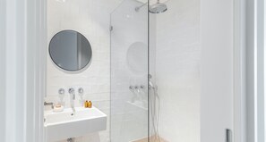 Chuveiro, secador de cabelo, toalhas de banho, sabonete