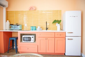 冷蔵庫、電子レンジ、調理器具と食器