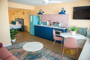 2 室のベッドルーム、WiFi (無料)、ベッドシーツ