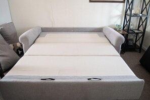 Deluxe-Suite | Wohnbereich | 19-Zoll-Flachbildfernseher mit Kabelempfang