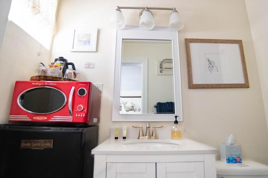 Microwave, coffee/tea maker, electric kettle