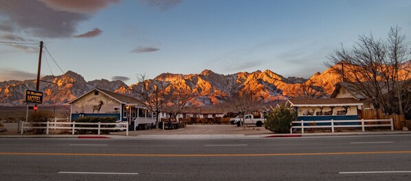 Exterior - Mt Williamson Motel and Basecamp (Independence)