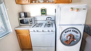 Deluxe Suite | Private kitchen | Microwave, coffee/tea maker, electric kettle