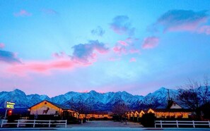 Exterior - Mt Williamson Motel and Basecamp (Independence)