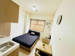 1 bedroom, WiFi - Clean & Modern Style Condo+UNLI Wifi & Netflix (Highway Hills Mandaluyong City)