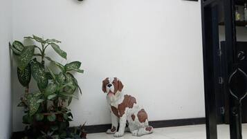 Televisión de pantalla plana de 32 pulgadas con canales por cable