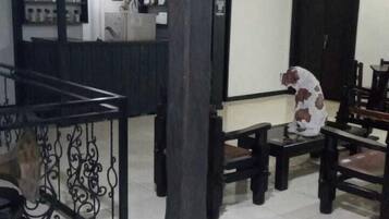 Habitación triple familiar | Área de sala de estar | Televisión de pantalla plana de 32 pulgadas con canales por cable