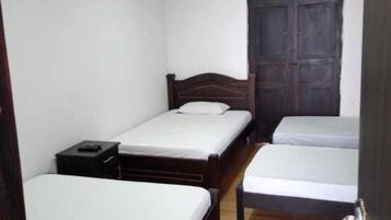 Habitación cuádruple familiar, 1 habitación, para fumadores, vista a la ciudad | 1 habitación, ropa de cama hipoalergénica y camas con efecto memoria