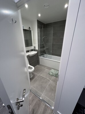 Apartment | Bathroom | Shower, towels