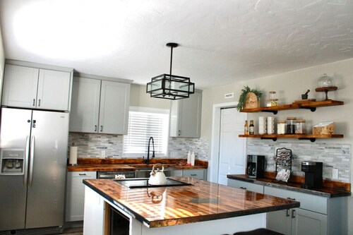 5 Bed 2 Bath Hot Tub Grill  Pizza Oven Pets