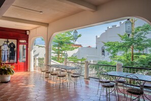 Outdoor dining - Pitaloka Hotel Sanur By DeWizZManagement (Denpasar)