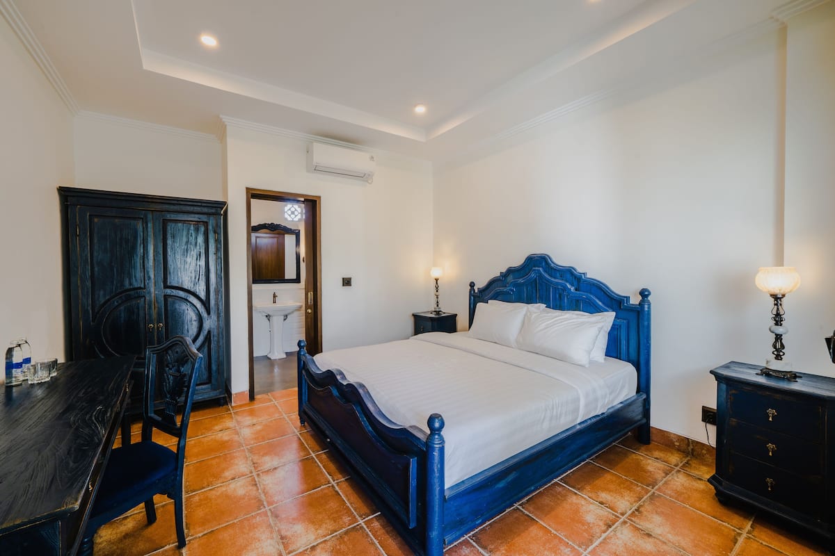Deluxe Room, 1 King Bed, Non Smoking | 1 bedroom, desk, free WiFi