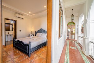 Deluxe Room, 1 King Bed, Non Smoking | Desk, free WiFi