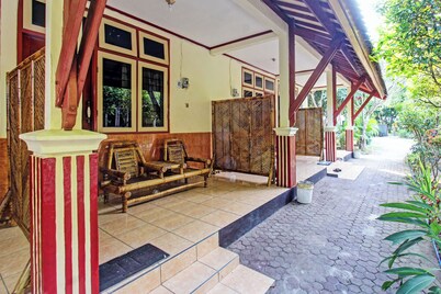 Hotel O Losmen Tjabe Merah Near Alfamart Bintaro