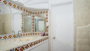 Quadruple Room | Bathroom | Towels - The Bersal House (San Miguel de Allende)