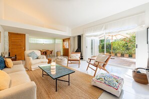 TV, fireplace, ping pong - VILLA CAN POP DES TRENC by PriorityVillas (Sa Rapita)