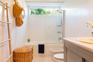 Bathtub, towels - VILLA CAN POP DES TRENC by PriorityVillas (Sa Rapita)