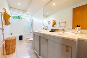 Bathtub, towels