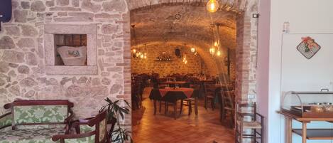 Breakfast, lunch, dinner served; Italian cuisine