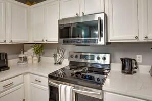 Fridge, microwave, stovetop, dishwasher - Private Pool: Family Home in Southern Dunes (Haines City)