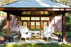 Outdoor dining - Spacious French Country Farm Escape, Voted as #9

 (Chapel Hill)
