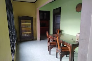 Reception - Hotel O Yellow White Guesthouse Palu (Palu)