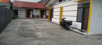 OYO 90699 Yellow White Guesthouse Palu