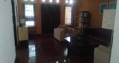 Hotel O Yellow White Guesthouse Palu