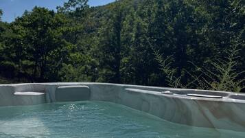 Outdoor spa tub