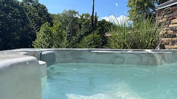 Tina de hidromasaje al aire libre