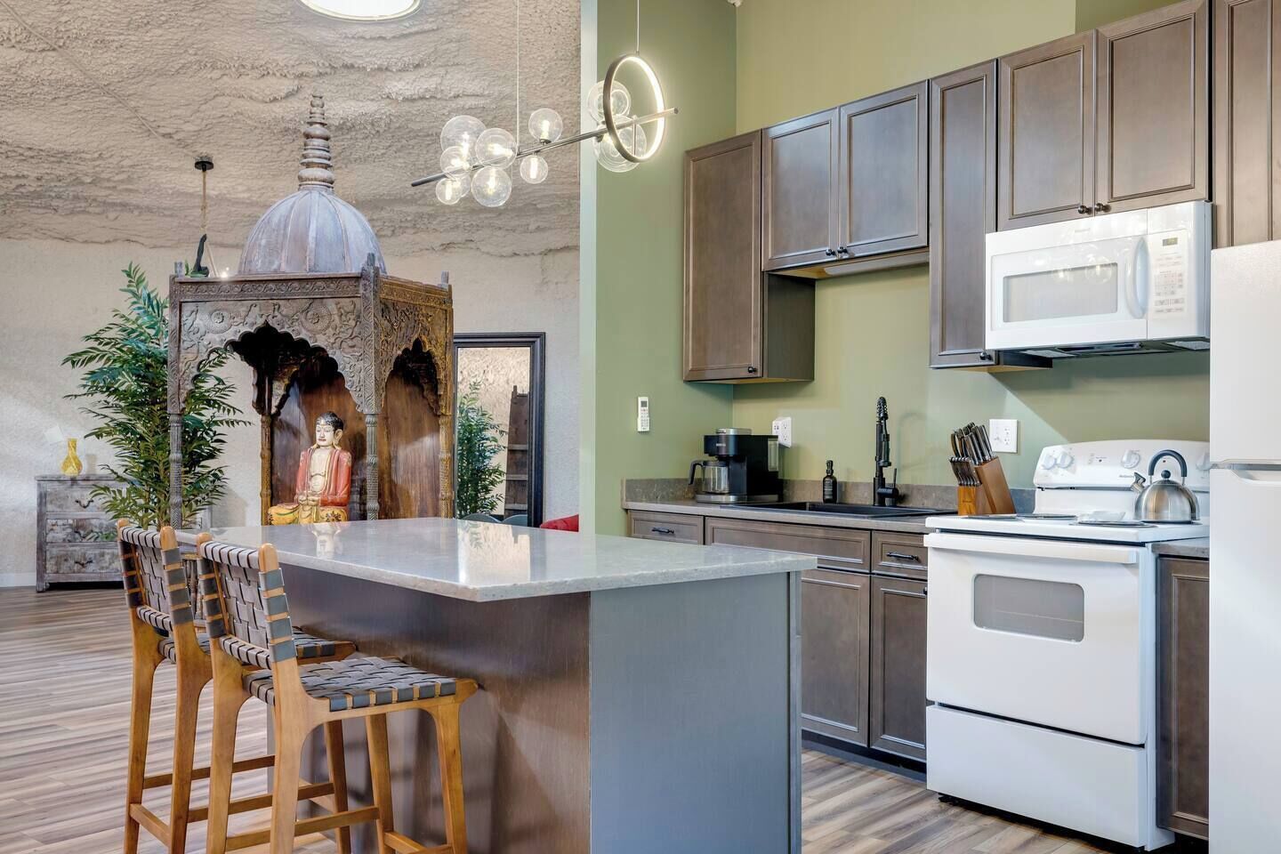 Réfrigérateur, micro-ondes, four, plaque de cuisson