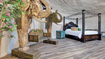 Tabla de planchar con plancha, wifi gratis y ropa de cama