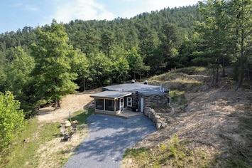 You'll find peace, quiet, and seclusion at our fun and cozy mountainside retreat. Explore the Shenandoah area, hike the nearby trails, or just relax at the home. It's all there for you to enjoy!