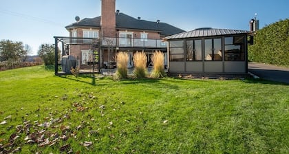 Waterfront Oasis: Luxury Retreat Between Ottawa and Montreal